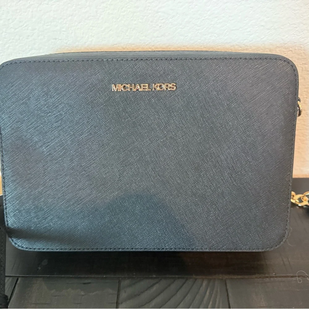 NWT Michael Kors Black Crossbody Bag with Gold Hardware - Picture 2 of 7